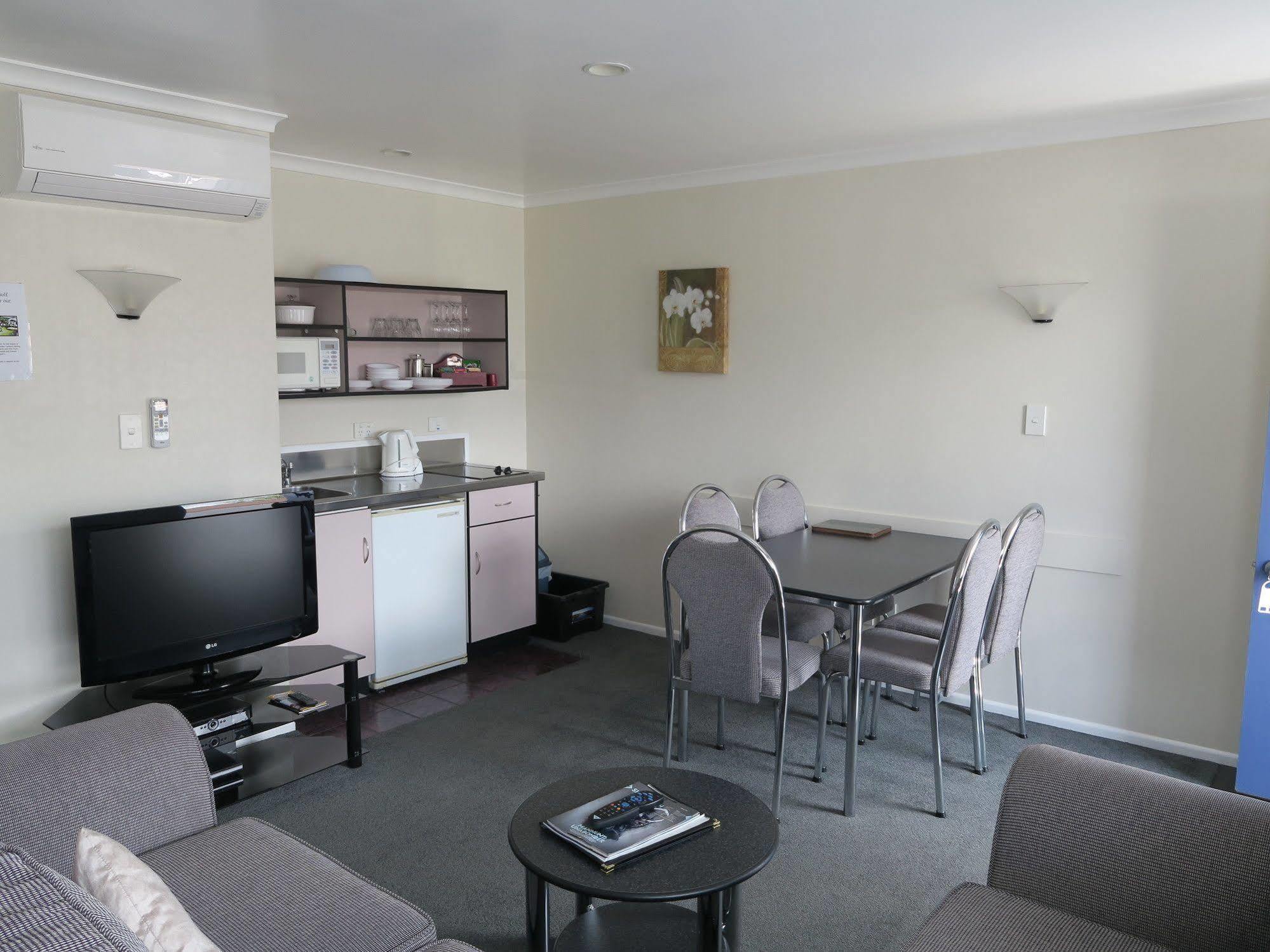 Shadzz Motel Palmerston North Exterior photo
